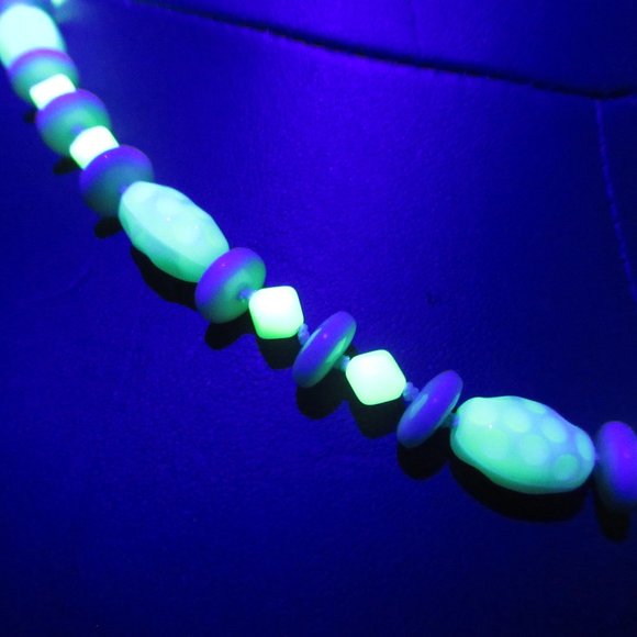 Uranium and Czech glass bead necklace - Picture 11 of 11